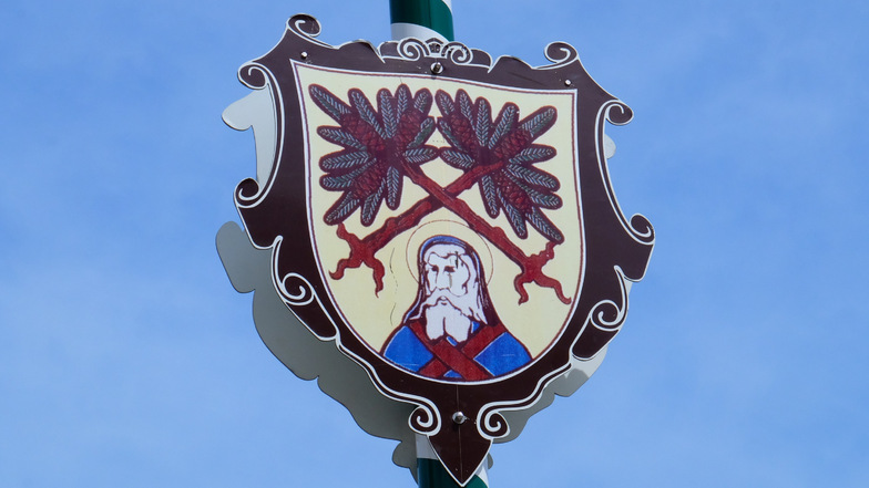 Das Stadtwappen schmückt den Maibaum in Dipps. Aber bei weitem nicht jeder kann das Wappen benutzen.