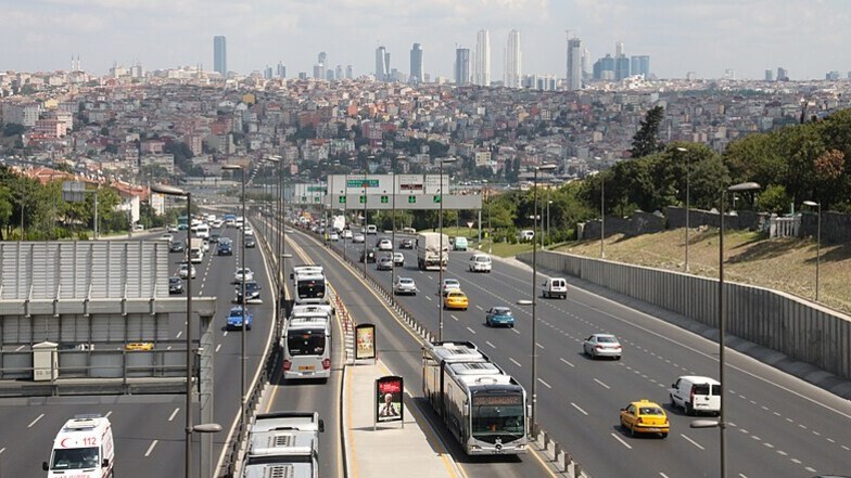 Das Metrobüs genannte Schnellbussystem in Istanbul. Auch Dresden prüft so ein Schnellbussystem als eine von vielen Ideen.