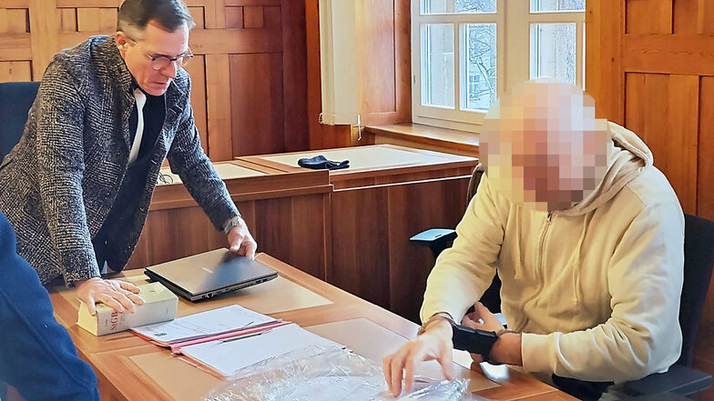 Ein 62-jähriger Ukrainer (r.), der nach Deutschland geflohen ist, machte sich zum Handlanger einer Schleuserbande. Das gab er in Bautzen vor Gericht zu. Verteidigt wurde er bei der Verhandlung von Florian Berthold (l.).