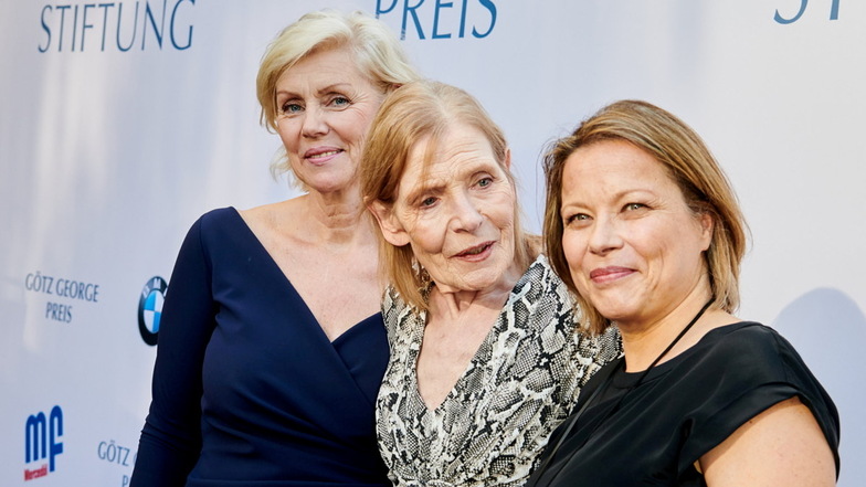 Margit Carstensen (Mitte) bekam 2019 den Götz-George-Preis. Neben der Schauspielerin stehen Tanja George (l.) und Marika Ullrich, die Tochter von George.