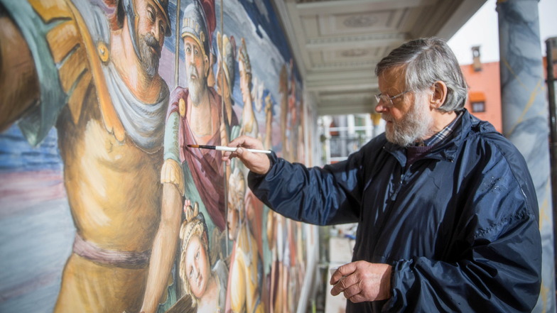 Der 83-jährige Dresdner Maler Martin Wolf gehört zur Künstlergruppe, die die Fresken am Altan neu inszeniert haben. Er gestaltete bereits die Semperoper und andere Flächen im Schlosshof mit.