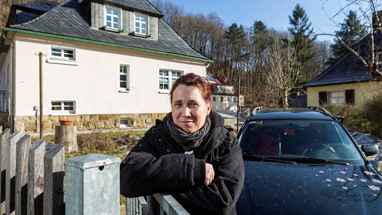 Sandy Kietzmann vor ihrer neuen Wohnung auf der Luchauer Straße in Glashütte. Nun braucht sie nur noch ein größeres Auto.