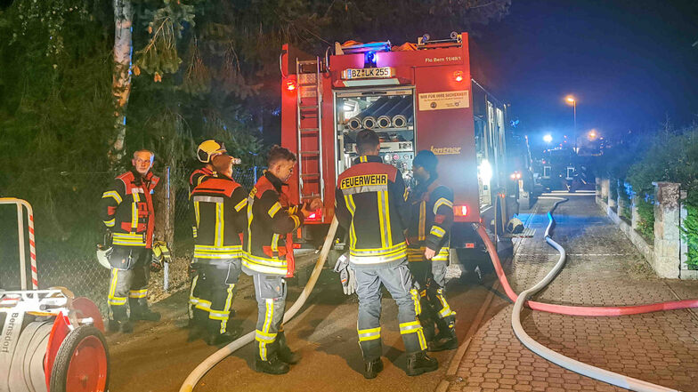 Mit fünf Fahrzeugen rückten die Bernsdorfer Ortsfeuerwehren am Donnerstagabend zu einem Brand in die Alten Coseler Straße aus.