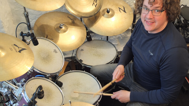 Der Schlagzeuger Tim Dierks unterrichtet an der Döbelner Musikschule und unter anderem auch in Ganztagsangeboten der Schulen. Ihm fehlen bis Juli Einnahmen in Höhe von etwa 6.000 Euro.