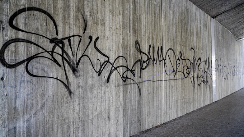 In Bautzen beschmierten Unbekannte eine Bahnbrücke mit mehreren Graffiti.