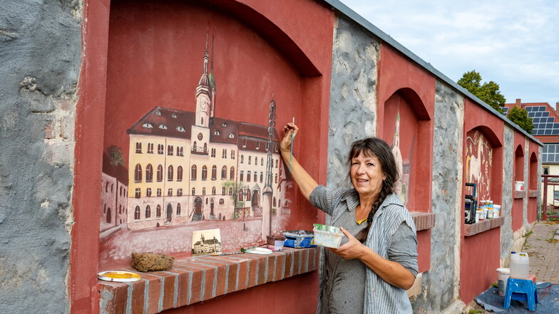 Auftragsmalerin Sylvia Goldstern hat in Roßwein gute Arbeit geleistet. Das finden Passanten und auch ihr Auftraggeber: die Stadt Roßwein.
