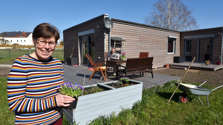 Ungewohnte Architektur in Zittau: Seit einem Jahr leben Christine Schneider und Olaf Kommol im umweltfreundlichen Modulhaus in einer Wohngemeinschaft zusammen. Sie teilen sich 90 Quadratmeter.