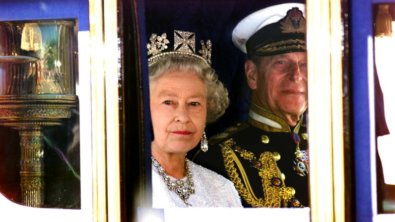 2001: Königin Elizabeth II. und Prinz Philip verlassen in ihrer Kutsche das Oberhaus, wo die Queen mit der traditionellen Thronrede das neu gewählte Parlament eröffnet hat.