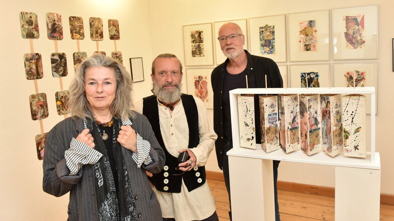 Die Künstler Petra Lorenz, Volker Lenkeit und Frank Voigt (r.) schenkten der Stadt Kamenz kürzlich über 300 ihrer Dada-Kunstwerke für eine neue Dauerausstellung in der Alten Posthalterei. Am 17. März wird sie eröffnet.