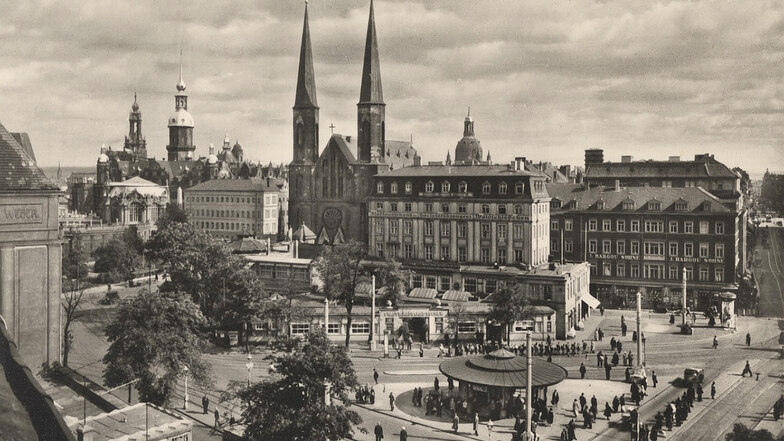 Blick um 1935 über den Postplatz in Richtung Sophienkirche. Rechts daneben das Gebäude der Gaststätte „Stadtwaldschlösschen“.