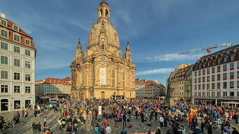 In der Dresdner Innenstadt haben am Sonntag Hunderte Menschen für Toleranz und Weltoffenheit sowie gegen Pegida demonstriert.