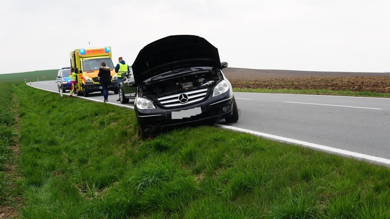 Der Fahrer dieses Mercedes hatte bei dem Unfall Glück im Unglück.