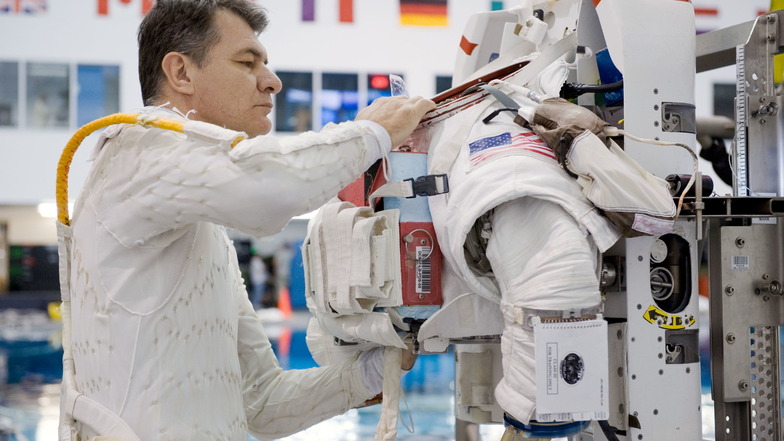 USA, Houston: Paolo Nespoli, Mitglied der Expedition 26 trägt beim Training einen Kühlanzug (Liquid Cooling and Ventilation Garment).
