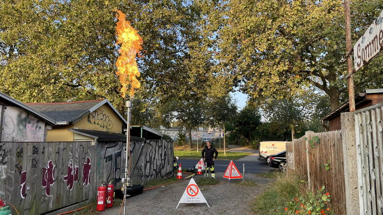 Zwischen Gärten einer Anlage an der Hansastraße in Dresden wurde vor wenigen Tag Gas abgefackelt. Enrico Scholz, Netzmeister bei der Sachsen-Energie, hat den Vorgang überwacht.