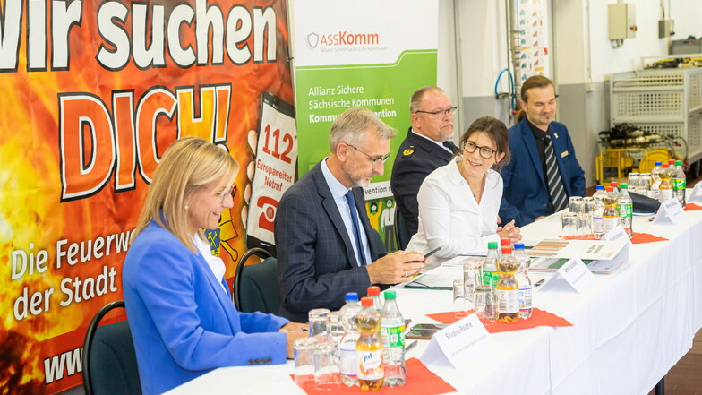 Niesky hat sich der "Allianz Sichere Sächsische Kommunen" angeschlossen. Neben Oberbürgermeisterin Kathrin Uhlemann war auch Sachsens Innenminister Armin Schuster bei der Vertragsunterzeichnung dabei.