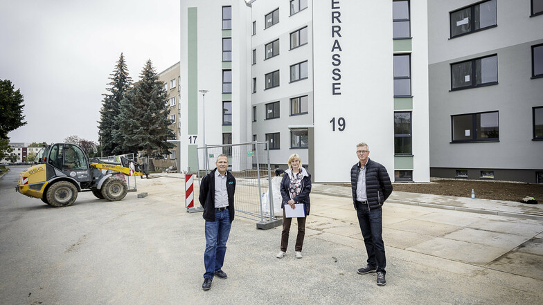 Die WGG-Vorstände André Donath (links) und Simone Oehme (Mitte) sowie Prokurist Matthias Mühlberg stehen vor ihrer Baustelle An der Terrasse 17 bis 23 in Königshufen. Hier investiert die WGG 4,5 Millionen Euro.