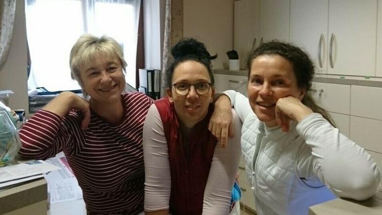 Elisabeth Petsch (rechts) mit ihren beiden Löbauer Mitarbeiterinnen. Die Ärztin hat ihre Praxis nun an einen Nachfolger abgegeben.