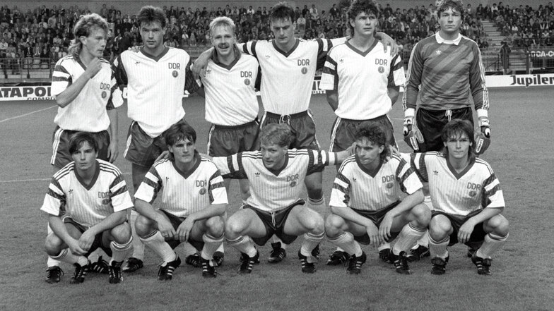 Beim letzten Länderspiel der DDR-Nationalelf am 11. September 1990 gegen Belgien in Brüssel standen sie gemeinsam im Team: Jörg Stübner (unten links) und Heiko Scholz (4. v. l.). Der Dresdner Matthias Sammer (3. v. l.), inzwischen bereits beim VfB Stuttga