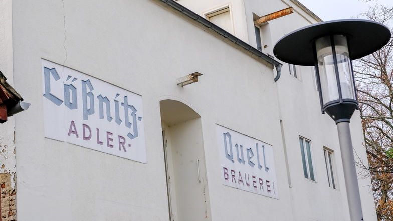 Die Adler-Brauerei produzierte einst das Lößnitz-Pils. Dieses wiederum entsteht zurzeit in Gersdorf, Erzgebirge.