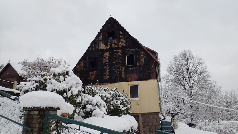 Der verkohlte Giebel des Hauses in Hertigswalde. Foto: Dirk Zschiedrich