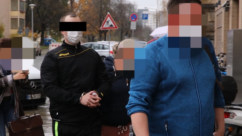 Ein 23-jähriger Deutscher (Mitte) stach mutmaßlich einen 28-Jährigen in Dresden-Pieschen nieder, der eine Gruppe von Randalierern zur Rede gestellt hatte. Am Freitag wurde der Tatverdächtige dem Haftrichter vorgeführt.
