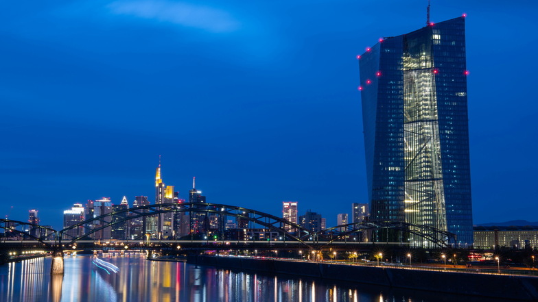 Sonnenuntergang vor dem Hochhaus der Europäischen Zentralbank (EZB) in Frankfurt/M. Trotz einer Inflationsrate von 4,5 Prozent in Sachsen und Deutschland bleibt die EZB bei ihrer ultralockeren Geldpolitik, um billige Kredite für die Wirtschaft und Staaten