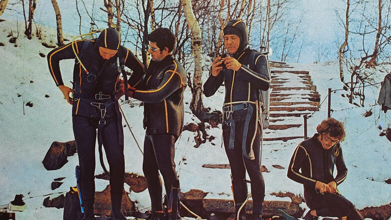 Sportler der Tauchgruppe Pirna beim Eistauchen in der Talsperre Malter.