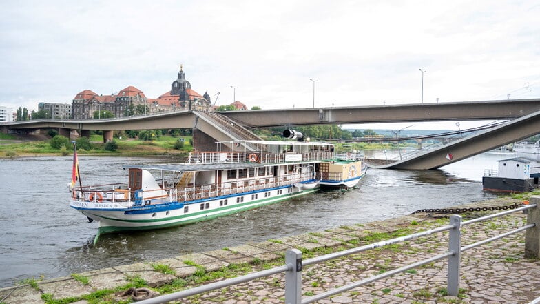 Nur wenige Meter vor der Brücke lag am Morgen der Personendampfer "Meissen".