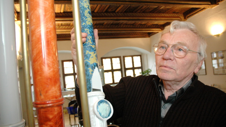 Ludwig Zepner beim Aufbau einer Ausstellung zu seinem Schaffen im Bennohaus Meißen. Der vor zehn Jahren verstorbene Porzellankünstler wird jetzt in der Manufaktur mit einer Sonderschau geehrt.