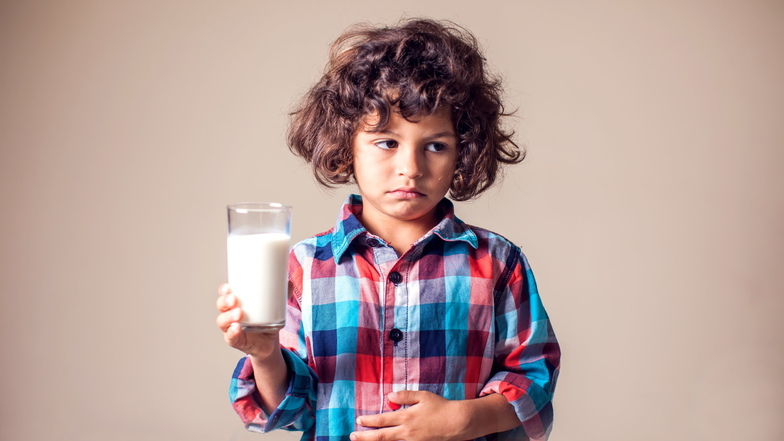 Aua! Kinder mit Laktoseintoleranz reagieren bei Milch häufig mit Bauchschmerzen.