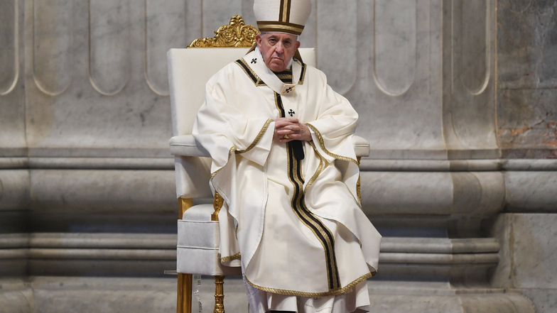 Papst Franziskus während der Ostermesse in einem fast leeren Petersdom.