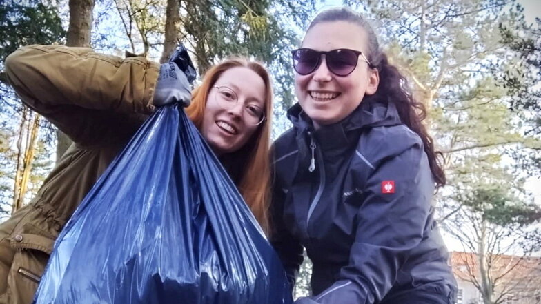 Rund 1.500 Menschen haben sich 2024 an den Müllaktionstagen im Landkreis Bautzen beteiligt; darunter auch Josephine Sperling (l.) und ihre Freundin Livi, die Anfang März im Kamenzer Volkspark Abfall einsammelten.