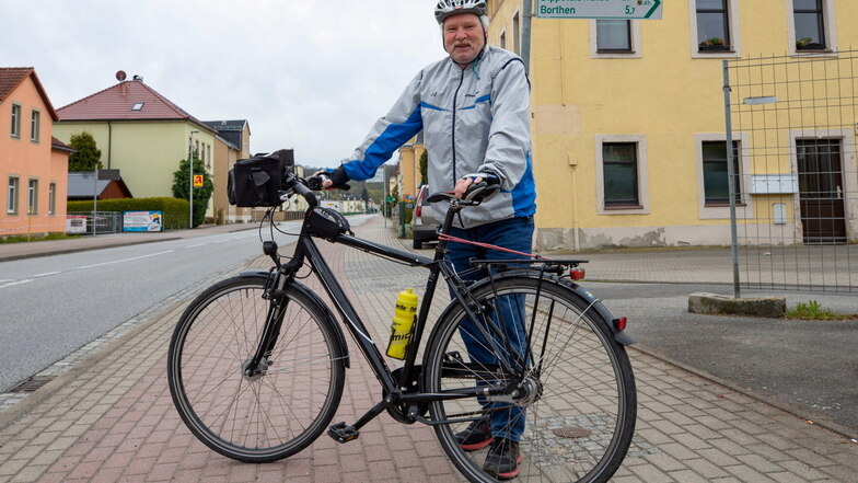 Nicht ohne mein Fahrrad: Wenn Andreas Burow jetzt unterwegs ist, schaut er anders auf die Radwege. Hier am Dohnaer Bahnhof hat er das erste schiefe Schild entdeckt.
