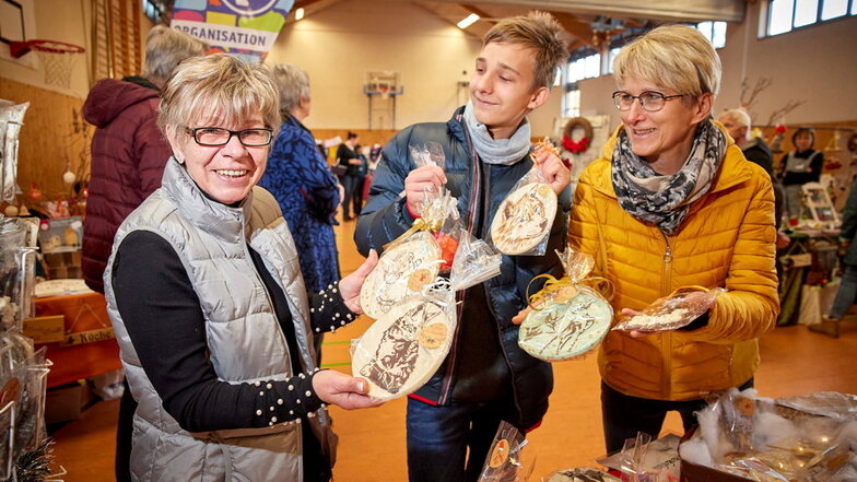 Selbst ist die Frau: Carola Hentschel (l.) aus Markersdorf in der Lausitz zeigt Lukas und Isolde Adam aus Sebnitz ihre handgemalte Trinkschokolade.