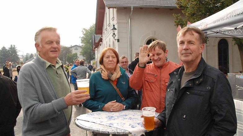 ...diese Gäste aus Strahwalde, die sich allerdings bereits vor Eröffnung bei einem Bier die Zeit vertrieben.