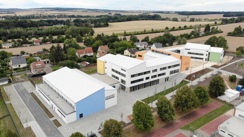 Das Wilsdruffer Gymnasium gehört schon zum "Alltag" in der Stadt. Zur Eröffnung ist aber noch nicht alles fertig geworden.