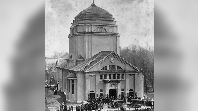 Diese Aufnahme von 1911 zeigt die Görlitzer Synagoge zu ihrer Eröffnung mit Davidstern auf der Kuppel.
