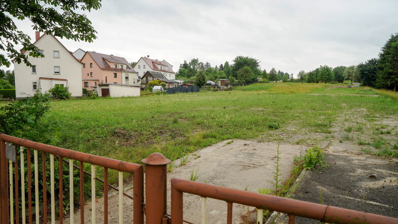 Auf dieser Fläche zwischen Süßmilch- und Bergstraße sollen in Bischofswerda neue Häuser entstehen. Um die Zufahrtsstraße gab es lange Streit - jetzt wurde ein Kompromiss gefunden.