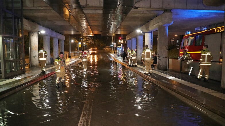 Eine Unwetterfront über Dresden machte auch die Unterführung am Haltepunkt Dobritz unpassierbar.