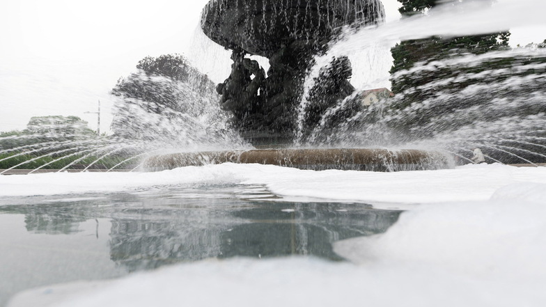 Am Samstagmorgen treiben Schaumwolken auf dem Wasser im Brunnen "Stürmische Wogen" am Albertplatz.