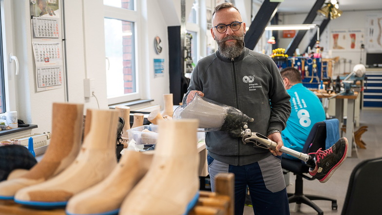 Orthopädietechniker Steffen Brewing zeigt eine Beinprothese in der Werkstatt der Orthopädie- und Rehatechnik Dresden GmbH in der Görlitzer Melanchthonstraße.