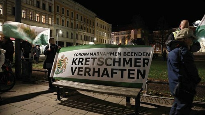 Am Postplatz fand am Montagabend erneut eine Kundgebung statt. Dabei hielten Personen unter anderem auch ein Plakat mit „Kretschmer verhaften“. Sie wurden letztlich von der Polizei kontrolliert.
