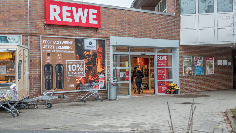 Der Eingang zum Rewe-Markt in Gröba: Das Geschäft wird ab dem Jahreswechsel umgebaut.