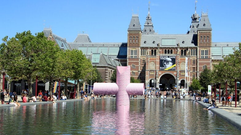 Blick auf das berühmte Rijksmuseum in Amsterdam.