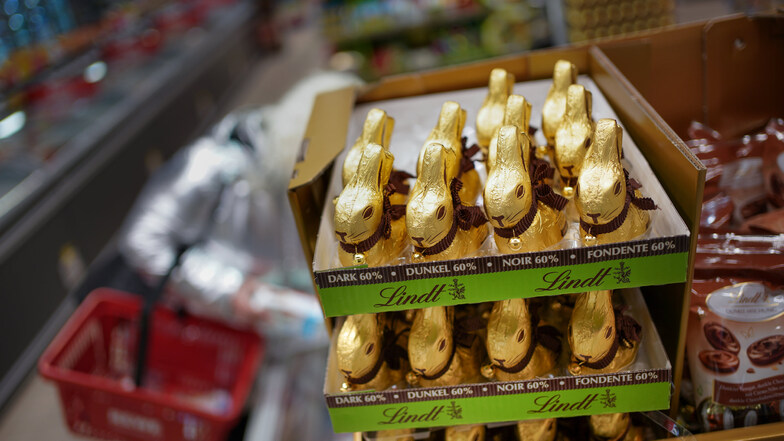 Schokoladenosterhasen warten in den Supermärkten auf Kunden. Der Handel hofft, dass diese die Öffnungszeiten über den Tag verteilt nutzen.