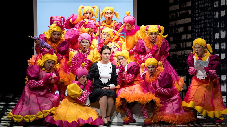 Die Spinnstube wird in Andreas Rosars Inszenierung zu Sentas Puppenwelt. In der Mitte Johanna Brault als Mary.