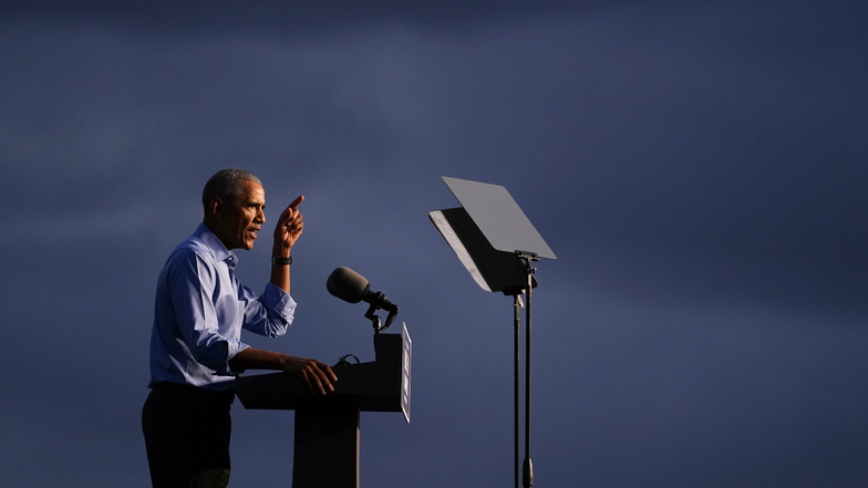 Barack Obama – hier als Redner auf auf einer Wahlkampfveranstaltung zur Unterstützung für den demokratischen Präsidentschaftskandidaten Joe Biden – hat seine Memoiren veröffentlicht. Es geht darin nicht allein um einen Rückblick auf Obamas Amtsze