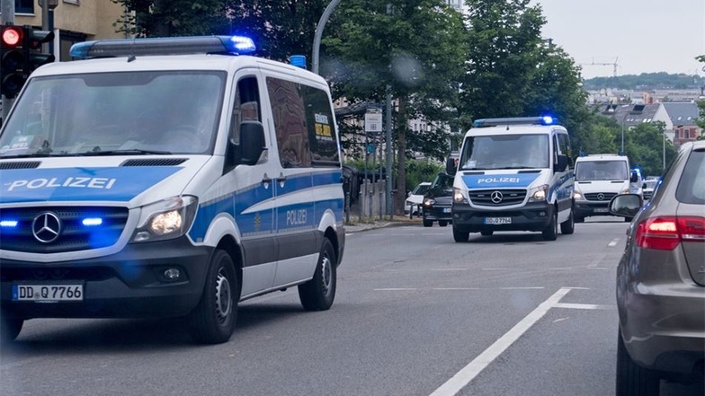Polizeifahrzeuge sind am Dienstag im Zentrum von Limbach-Oberfrohna unterwegs.