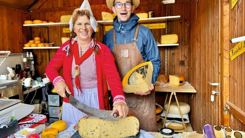 Rien und Teuni von Vliet aus den Niederlanden sorgten mit ihrer bunten Tracht und leckerem Gouda für gute Laune an ihrem Käsestand.