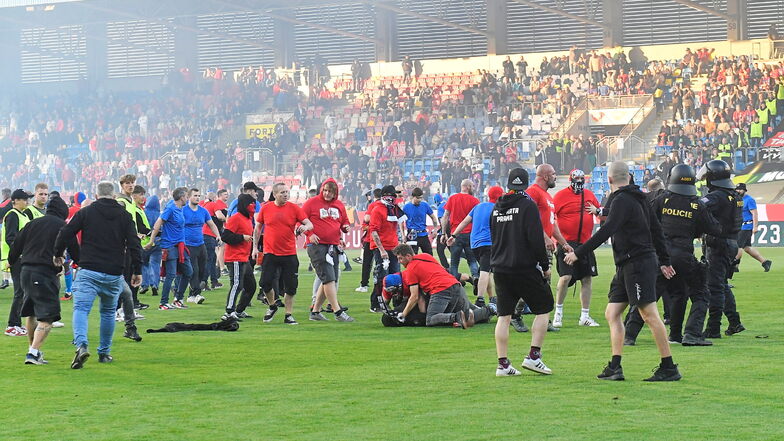 Fußballfans haben nach Beendigung des Pokalfinales Sparta Prag gegen Viktoria Pilsen das Spielfeld gestürmt.
